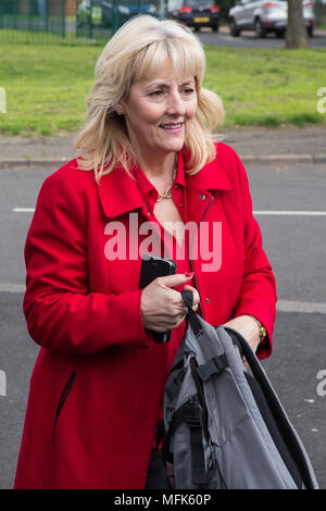West Drayton, Großbritannien. 26. April 2018. Jennie Formby, Generalsekretär der Labour Partei, nimmt teil an der lokalen Wahlkampf für die Labour Party in Hillingdon. Credit: Mark Kerrison/Alamy leben Nachrichten Stockfoto
