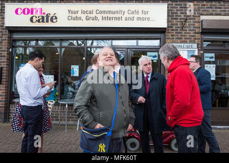 West Drayton, Großbritannien. 26. April 2018. Schatzkanzler John McDonnell nimmt Teil an der lokalen Wahlkampf für die Labour Party in Hillingdon. Credit: Mark Kerrison/Alamy leben Nachrichten Stockfoto