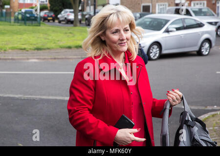 West Drayton, Großbritannien. 26. April 2018. Jennie Formby, Generalsekretär der Labour Partei, nimmt teil an der lokalen Wahlkampf für die Labour Party in Hillingdon. Credit: Mark Kerrison/Alamy leben Nachrichten Stockfoto