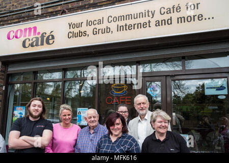 West Drayton, Großbritannien. 26. April 2018. Jeremy Corbyn, der Führer der Opposition, nimmt teil an der lokalen Wahlkampf für die Labour Party in Hillingdon. Credit: Mark Kerrison/Alamy leben Nachrichten Stockfoto