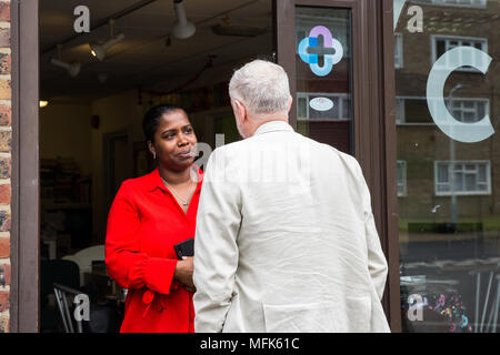 West Drayton, Großbritannien. 26. April 2018. Jeremy Corbyn, der Führer der Opposition, nimmt teil an der lokalen Wahlkampf für die Labour Party in Hillingdon. Credit: Mark Kerrison/Alamy leben Nachrichten Stockfoto
