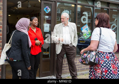 West Drayton, Großbritannien. 26. April 2018. Jeremy Corbyn, der Führer der Opposition, nimmt teil an der lokalen Wahlkampf für die Labour Party in Hillingdon. Credit: Mark Kerrison/Alamy leben Nachrichten Stockfoto