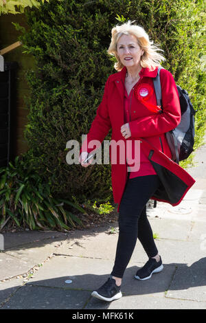 West Drayton, Großbritannien. 26. April 2018. Jennie Formby, Generalsekretär der Labour Partei, nimmt teil an der lokalen Wahlkampf für die Labour Party in Hillingdon. Credit: Mark Kerrison/Alamy leben Nachrichten Stockfoto