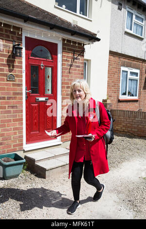 West Drayton, Großbritannien. 26. April 2018. Jennie Formby, Generalsekretär der Labour Partei, nimmt teil an der lokalen Wahlkampf für die Labour Party in Hillingdon. Credit: Mark Kerrison/Alamy leben Nachrichten Stockfoto