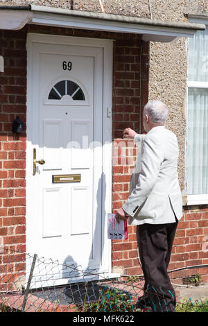 West Drayton, Großbritannien. 26. April 2018. Jeremy Corbyn, der Führer der Opposition, nimmt teil an der lokalen Wahlkampf für die Labour Party in Hillingdon. Credit: Mark Kerrison/Alamy leben Nachrichten Stockfoto