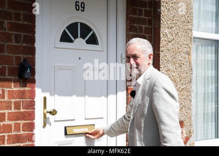 West Drayton, Großbritannien. 26. April 2018. Jeremy Corbyn, der Führer der Opposition, nimmt teil an der lokalen Wahlkampf für die Labour Party in Hillingdon. Credit: Mark Kerrison/Alamy leben Nachrichten Stockfoto