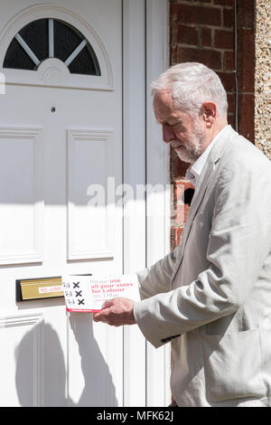 West Drayton, Großbritannien. 26. April 2018. Jeremy Corbyn, der Führer der Opposition, nimmt teil an der lokalen Wahlkampf für die Labour Party in Hillingdon. Credit: Mark Kerrison/Alamy leben Nachrichten Stockfoto