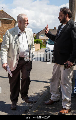 West Drayton, Großbritannien. 26. April 2018. Jeremy Corbyn, der Führer der Opposition, nimmt teil an der lokalen Wahlkampf für die Labour Party in Hillingdon. Credit: Mark Kerrison/Alamy leben Nachrichten Stockfoto