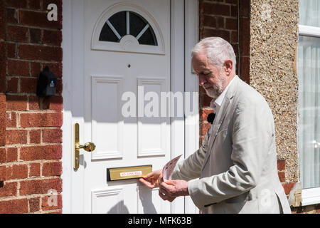 West Drayton, Großbritannien. 26. April 2018. Jeremy Corbyn, der Führer der Opposition, nimmt teil an der lokalen Wahlkampf für die Labour Party in Hillingdon. Credit: Mark Kerrison/Alamy leben Nachrichten Stockfoto