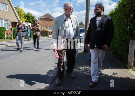 West Drayton, Großbritannien. 26. April 2018. Jeremy Corbyn, der Führer der Opposition, nimmt teil an der lokalen Wahlkampf für die Labour Party in Hillingdon. Credit: Mark Kerrison/Alamy leben Nachrichten Stockfoto