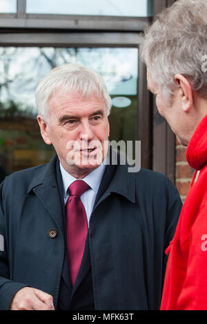West Drayton, Großbritannien. 26. April 2018. Schatzkanzler John McDonnell nimmt Teil an der lokalen Wahlkampf für die Labour Party in Hillingdon. Credit: Mark Kerrison/Alamy leben Nachrichten Stockfoto