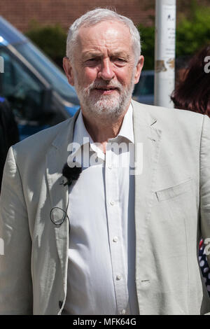 West Drayton, Großbritannien. 26. April 2018. Jeremy Corbyn, der Führer der Opposition, nimmt teil an der lokalen Wahlkampf für die Labour Party in Hillingdon. Credit: Mark Kerrison/Alamy leben Nachrichten Stockfoto