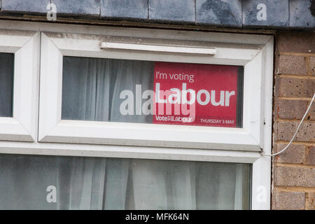 West Drayton, Großbritannien. 26. April 2018. Eine Labour Party Poster angezeigt in einem Fenster in Hillingdon im Vorfeld der Abstimmung für die Kommunalwahlen. Credit: Mark Kerrison/Alamy leben Nachrichten Stockfoto