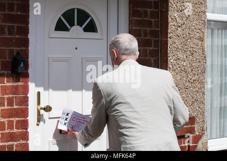 West Drayton, Großbritannien. 26. April 2018. Jeremy Corbyn, der Führer der Opposition, nimmt teil an der lokalen Wahlkampf für die Labour Party in Hillingdon. Credit: Mark Kerrison/Alamy leben Nachrichten Stockfoto