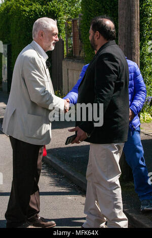 West Drayton, Großbritannien. 26. April 2018. Jeremy Corbyn, der Führer der Opposition, nimmt teil an der lokalen Wahlkampf für die Labour Party in Hillingdon. Credit: Mark Kerrison/Alamy leben Nachrichten Stockfoto