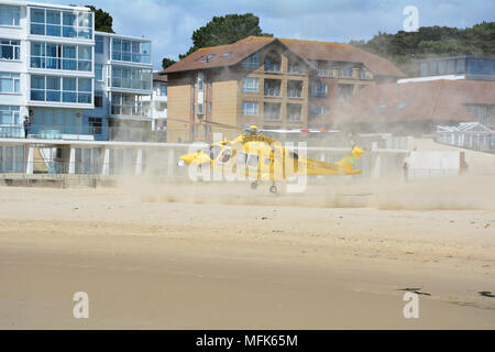 Sandbänke, Poole, Dorset. 26. April 2018. Dorset und Somerset Air Ambulance landet auf dem Strand bei Sandbänken neben dem Haven Hotel Kette und Fähre. JWO // Alamy News Credit: JWO/Alamy leben Nachrichten Stockfoto