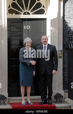 London, Großbritannien. 26. April 2018. Der britische Premierminister, Theresa May begrüßt der Präsident der Republik Aserbaidschan, Ilham Alijew, Downing Street, London, UK Credit: Chris Aubrey/Alamy leben Nachrichten Stockfoto