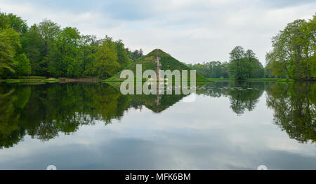 Cottbus, Deutschland. 26. April 2018, Cottbus, Deutschland: Sea Pyramide im Fürst-Pückler-Park Branitz bei Cottbus im Wasser spiegelt. Reparaturarbeiten haben unterwegs am Wasser Pyramide im Branitzer Park seit einigen Tagen. Auf dem hügelgrab im Juni 2017, hatte es ein Spülen aus dem Bewässerungssystem. Die Treppe Abschnitt wird nun verlegt werden. Anfang März, nach einer Brandstiftung, Gas und Pflanzen waren auf der Pyramide verbrannt. Patrick Quelle: dpa Picture alliance/Alamy leben Nachrichten Stockfoto