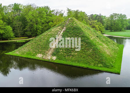 Cottbus, Deutschland. 26. April 2018, Cottbus, Deutschland: Das Meer Pyramide im Fürst-Pückler-Park Branitz bei Cottbus (Luftbild mit einer Drohne). Reparaturarbeiten haben unterwegs am Wasser Pyramide im Branitzer Park seit einigen Tagen. Auf dem hügelgrab im Juni 2017, hatte es ein Spülen aus dem Bewässerungssystem. Die Treppe Abschnitt wird nun verlegt werden. Anfang März, nach einer Brandstiftung, Gas und Pflanzen waren auf der Pyramide verbrannt. Quelle: dpa Picture alliance/Alamy leben Nachrichten Stockfoto