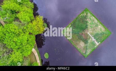 Cottbus, Deutschland. 26. April 2018, Cottbus, Deutschland: Das Meer Pyramide im Fürst-Pückler-Park Branitz bei Cottbus (Luftbild mit einer Drohne). Reparaturarbeiten wurden auf dem Wasser Pyramide im Branitzer Park für mehrere Tage. Auf dem hügelgrab im Juni 2017, hatte es ein Spülen aus dem Bewässerungssystem. Die Treppe Abschnitt wird nun verlegt werden. Anfang März, nach einer Brandstiftung, Gas und Pflanzen waren auf der Pyramide verbrannt. Quelle: dpa Picture alliance/Alamy leben Nachrichten Stockfoto