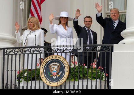 Washington, USA. 24 Apr, 2018. Präsidenten der Vereinigten Staaten Donald J. Trumpf, der französische Präsident Emmanuel Längestrich, First Lady der Vereinigten Staaten Melania Trump, und der First Lady von Frankreich Brigette Längestrich, Wave von der Truman Balkon des Weißen Hauses 24, 2018 in Washington, DC. Credit: Alex Edelman/Pool über CNP - KEINE LEITUNG SERVICE-Credit: Alex Edelman/Konsolidierte/dpa/Alamy leben Nachrichten Stockfoto