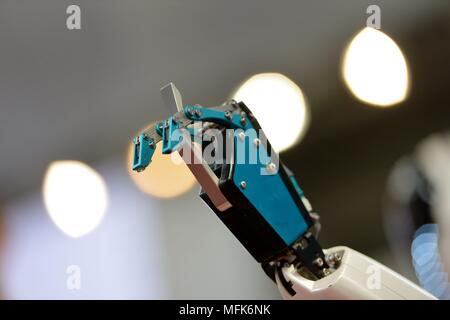 Ein Roboter auf der Hannover Messe, Deutschland, Stadt Hannover, 25. April 2018. Foto: Frank Mai | Nutzung weltweit Stockfoto
