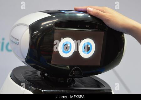 Ein Roboter auf der Hannover Messe, Deutschland, Stadt Hannover, 25. April 2018. Foto: Frank Mai | Nutzung weltweit Stockfoto