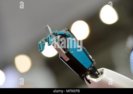Ein Roboter auf der Hannover Messe, Deutschland, Stadt Hannover, 25. April 2018. Foto: Frank Mai | Nutzung weltweit Stockfoto