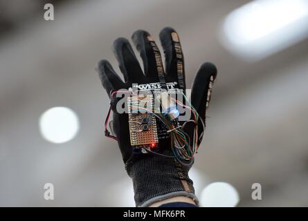 Ein Roboter auf der Hannover Messe, Deutschland, Stadt Hannover, 25. April 2018. Foto: Frank Mai | Nutzung weltweit Stockfoto