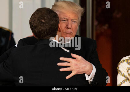 Präsidenten der Vereinigten Staaten Donald J. Trumpf grüßt der französische Präsident Emmanuel längestrich vor dem Abendessen während der französische Staat Besuch in den Vereinigten Staaten am 24. April 2018 in Washington, DC. Credit: Alex Edelman/Pool über CNP - KEINE LEITUNG SERVICE - Foto: Alex Edelman/Konsolidierte/dpa Stockfoto