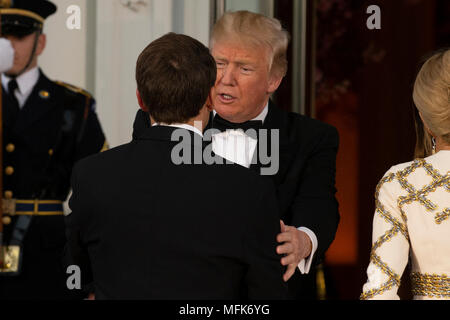 Präsidenten der Vereinigten Staaten Donald J. Trumpf grüßt der französische Präsident Emmanuel längestrich vor dem Abendessen während der französische Staat Besuch in den Vereinigten Staaten am 24. April 2018 in Washington, DC. Credit: Alex Edelman/Pool über CNP - KEINE LEITUNG SERVICE - Foto: Alex Edelman/Konsolidierte/dpa Stockfoto