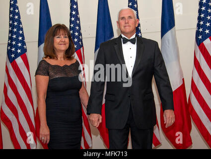 Washington, USA. 24 Apr, 2018. United States Vice President Mike Pence und Frau Karen Pence kommt für den Staat Abendessen zu Ehren Abendessen zu Ehren Präsident Emmanuel Längestrich der Französischen Republik und Frau Brigitte Längestrich im Weißen Haus in Washington, DC am Dienstag, 24. April 2018. Credit: Ron Sachs/CNP - KEINE LEITUNG SERVICE-Credit: Ron Sachs/konsolidierte News Fotos/Ron Sachs - CNP/dpa/Alamy leben Nachrichten Stockfoto