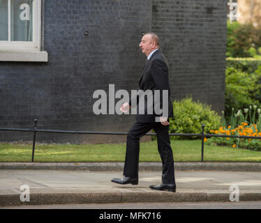 Downing Street, London, UK. 26. April 2018. Premierminister Theresa May begrüßt der Präsident der Republik Aserbaidschan, Ilham Alijew, Downing Street 10. Credit: Malcolm Park/Alamy Leben Nachrichten. Stockfoto