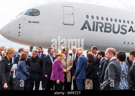 Berlin, Deutschland. 25 Apr, 2018. Bundeskanzler der Bundesrepublik Deutschland, Angela Merkel von der Christlich Demokratischen Union (CDU) Gespräche mit Ausstellern am ersten Tag der Internationalen Luft- und Raumfahrt Ausstellung am Flughafen Schönefeld. Über 150.000 Besucher soll die zivile und militärische Luft- und Raumfahrt Messe zu besuchen. Quelle: Markus Heine/SOPA Images/ZUMA Draht/Alamy leben Nachrichten Stockfoto