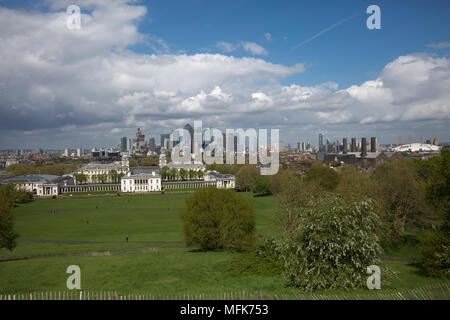 London, Großbritannien. 26 April 2018, UK Wetter: Blauer Himmel über dem Greenwich Park, London. Die Aussicht über London schnell geändert von Sun zu Storm cloud. Credit Keith Larby/Alamy leben Nachrichten Stockfoto