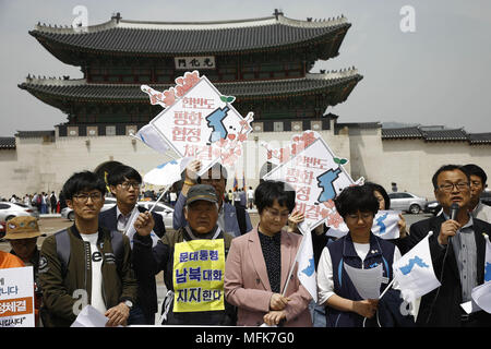 Seoul, Südkorea. 26 Apr, 2018. Koreanische Menschen shout Slogans während einer Inter koreanische Gipfel Unterstützung Pressekonferenz auf Gwanghwamoon Platz in Seoul, Südkorea. Credit: Ryu Seung-Il/ZUMA Draht/Alamy leben Nachrichten Stockfoto