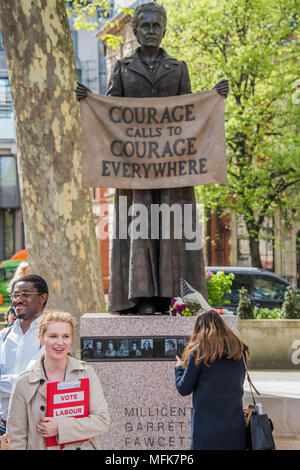 London, Großbritannien. 26 Apr, 2018. Labour Party lokalen Wahlkampf posieren für ein selfie - 8 ft 4 in Bronze Statue Der suffragist Mitkämpfer Millicent Fawcett jetzt im Schatten der Häuser des Parlaments ist nach einer Kampagne geführt von Criado-Perez. Es wurde von Turner Prize-winning artist Gillian Wearing und zeigt Fawcett, als Sie Präsident der Nationalen Union der Frauenwahlrecht Gesellschaften wurde. Credit: Guy Bell/Alamy leben Nachrichten Stockfoto