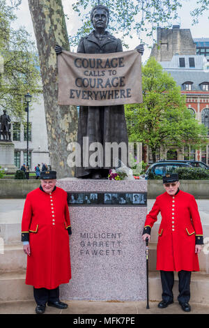 London, Großbritannien. 26 Apr, 2018. Chelsea Rentner stellen für Touristen und man nennt sie "Stimmen für Frauen" mit einem Glucksen - 8 ft 4 in Bronze Statue Der suffragist Mitkämpfer Millicent Fawcett jetzt im Schatten der Häuser des Parlaments ist nach einer Kampagne geführt von Criado-Perez. Es wurde von Turner Prize-winning artist Gillian Wearing und zeigt Fawcett, als Sie Präsident der Nationalen Union der Frauenwahlrecht Gesellschaften wurde. Credit: Guy Bell/Alamy leben Nachrichten Stockfoto