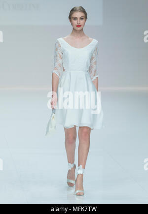 Barcelona, Spanien. 26. April 2018. Ein Modell Vitrinen Designs von Cymbeline auf dem Erscheinen während Barcelona Bridal Fashion Week 2018 Fira de Barcelona am 26. April in Barcelona, Spanien 2018. © Victor Puig/Alamy leben Nachrichten Stockfoto