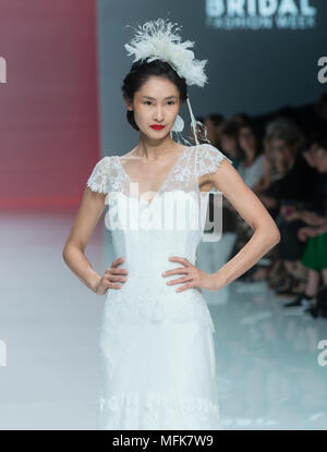 Barcelona, Spanien. 26. April 2018. Ein Modell Vitrinen Designs von Cymbeline auf dem Erscheinen während Barcelona Bridal Fashion Week 2018 Fira de Barcelona am 26. April in Barcelona, Spanien 2018. © Victor Puig/Alamy leben Nachrichten Stockfoto