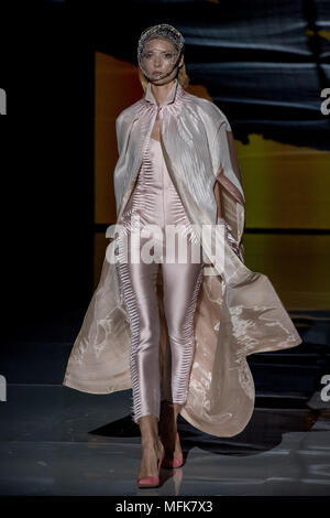 Barcelona, Spanien. April 26, 2018 - Barcelona, Katalonien, Spanien - ein Modell geht der Start- und Landebahn im Isabel Zapardiez zeigen und die während des Barcelona Bridal Woche 2018. Credit: Jordi Boixareu/Alamy leben Nachrichten Stockfoto