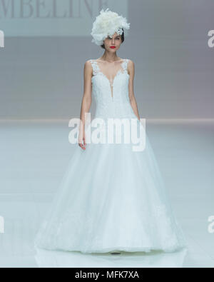 Barcelona, Spanien. 26. April 2018. Ein Modell Vitrinen Designs von Cymbeline auf dem Erscheinen während Barcelona Bridal Fashion Week 2018 Fira de Barcelona am 26. April in Barcelona, Spanien 2018. © Victor Puig/Alamy leben Nachrichten Stockfoto