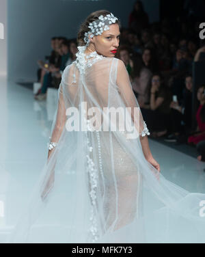 Barcelona, Spanien. 26. April 2018. Ein Modell Vitrinen Designs von Cymbeline auf dem Erscheinen während Barcelona Bridal Fashion Week 2018 Fira de Barcelona am 26. April in Barcelona, Spanien 2018. © Victor Puig/Alamy leben Nachrichten Stockfoto
