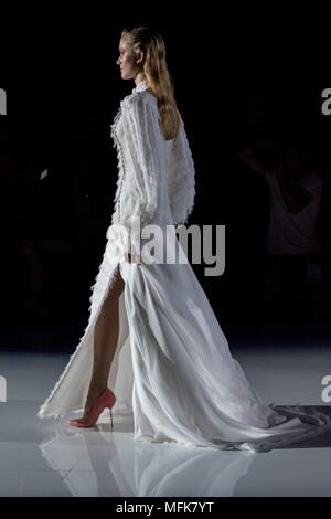 Barcelona, Spanien. April 26, 2018 - Barcelona, Katalonien, Spanien - ein Modell geht der Start- und Landebahn im Isabel Zapardiez zeigen und die während des Barcelona Bridal Woche 2018. Credit: Jordi Boixareu/Alamy leben Nachrichten Stockfoto