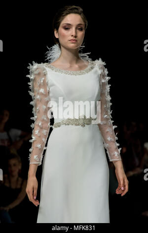 Barcelona, Spanien. April 26, 2018 - Barcelona, Katalonien, Spanien - ein Modell geht der Start- und Landebahn im Ana Torres und die während des Barcelona Bridal Woche 2018. Credit: Jordi Boixareu/Alamy leben Nachrichten Stockfoto
