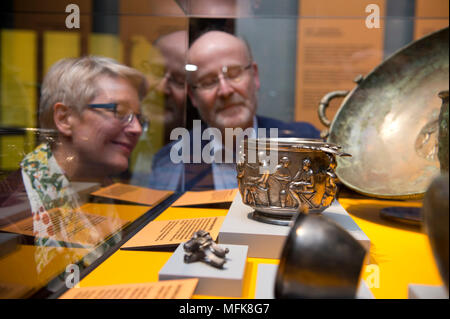 26. April 2018 Bramsche-Kalkriese, Deutschland: Joseph Rottmann, Geschäftsführer der Varusschlacht im Osnabrücker Land, Museum und Park Kalkriese", und Heidrun Derks, Direktor des Museums Varussschlacht, Blick auf die Exponate der Sonderausstellung 'Götter, Glauben und Deutschen im Museum und Park Kalkriese. Die Ausstellung ist vom 28.04.2018 bis 28.10 besucht werden. 2018. Foto: Philipp Hülsmann/dpa Stockfoto