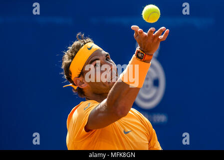 Barcelona, Spanien. 26. April 2018: RAFAEL NADAL (ESP) dient Guillermo Garcia - Lopez (ESP) bei Tag 4 Der 'Barcelona Open Banc Sabadell' 2018. Nadal gewann 6:1, 6:3 Credit: Matthias Oesterle/Alamy leben Nachrichten Stockfoto