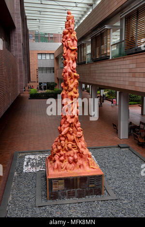 Februar 10, 2018 - Hong Kong, Hong Kong SAR, China, Hong Kong, China - 10. FEBRUAR 2018: Die Universität von Hongkong" "Säule der Schande" Statue in der Campus Innenhof. Das Schandmal errichtet wurde im Jahr 1997 der achte Jahrestag der Vorfall auf dem Platz des Himmlischen Friedens in Peking zu markieren und ist ein Anlaufpunkt für die pro-demokratische Bewegung auf dem Campus werden. des dänischen Künstlers Jens Galschiot, die Säule der Schande angelegt ist Teil einer Serie von vier Skulpturen, jede bedeutet eine große Tragödie. Hong Kong's Säule Vitrinen 50 verschlungenen Körpern, die für diejenigen, die ihr Leben in Chinas 1 verloren Stockfoto