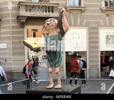 Milano, Dobby elfo domestico del mondo di Harry Potter Grande curiosità in Città per le Statue che annunciano ein Breve l'arrivo della Mostra dedicata Al mondo di Harry Potter. Nella foto Dobby, l'Elfo domestico, esposto da oggi. Stockfoto