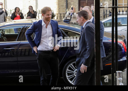 London, Großbritannien. 26 Apr, 2018. Seine königliche Hoheit Prinz Harry ist von seiner Königlichen Hoheit Prinz William, der Herzog von Cambridge, seine neu angekündigten bester Mann, auf die Treibhausgasemissionen, die er offiziell eröffnet heute ankommen. Das Zentrum von Treibhausgasen Sport, einen sicheren Ort, wo sich junge Menschen in der umgebenden Gemeinschaft intensives Coaching für Ihr zukünftiges Leben Ergebnisse zu verbessern und Ihre Ziele zu erhöhen, erhalten. Muss der Credit: Chris Aubrey/Alamy leben Nachrichten Stockfoto